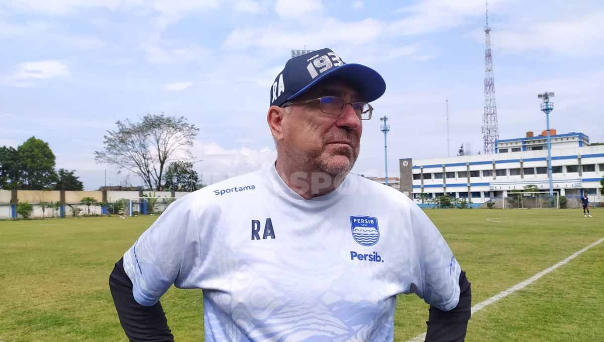 Robert Rene Alberts dipastikan tidak menjadi pelatih klub Liga 1, Persib Bandung, setelah resmi mundur dari skuad Maung Bandung. Copyright: © Arif Rahman/INDOSPORT