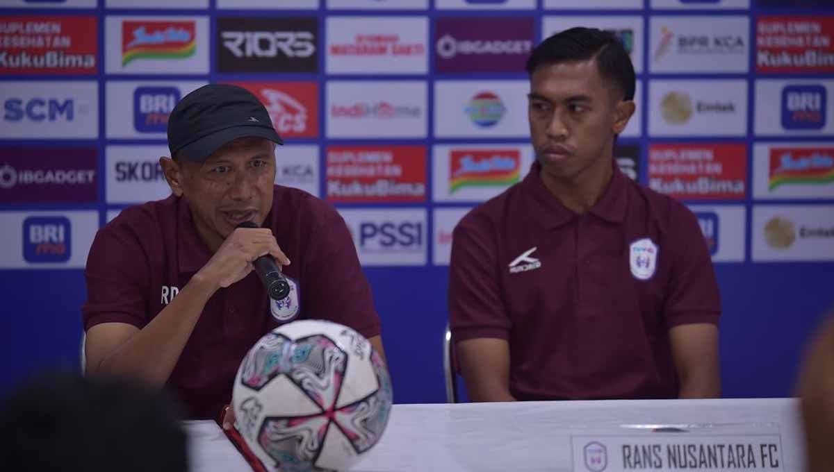 Kejamnya Liga 1 Indonesia 2022/23 sudah memakan korban dua pelatih yang dipecat, pelatih RANS Cilegon FC, Rahmad Darmawan, pun bereaksi. Copyright: © Rans Nusantara FC