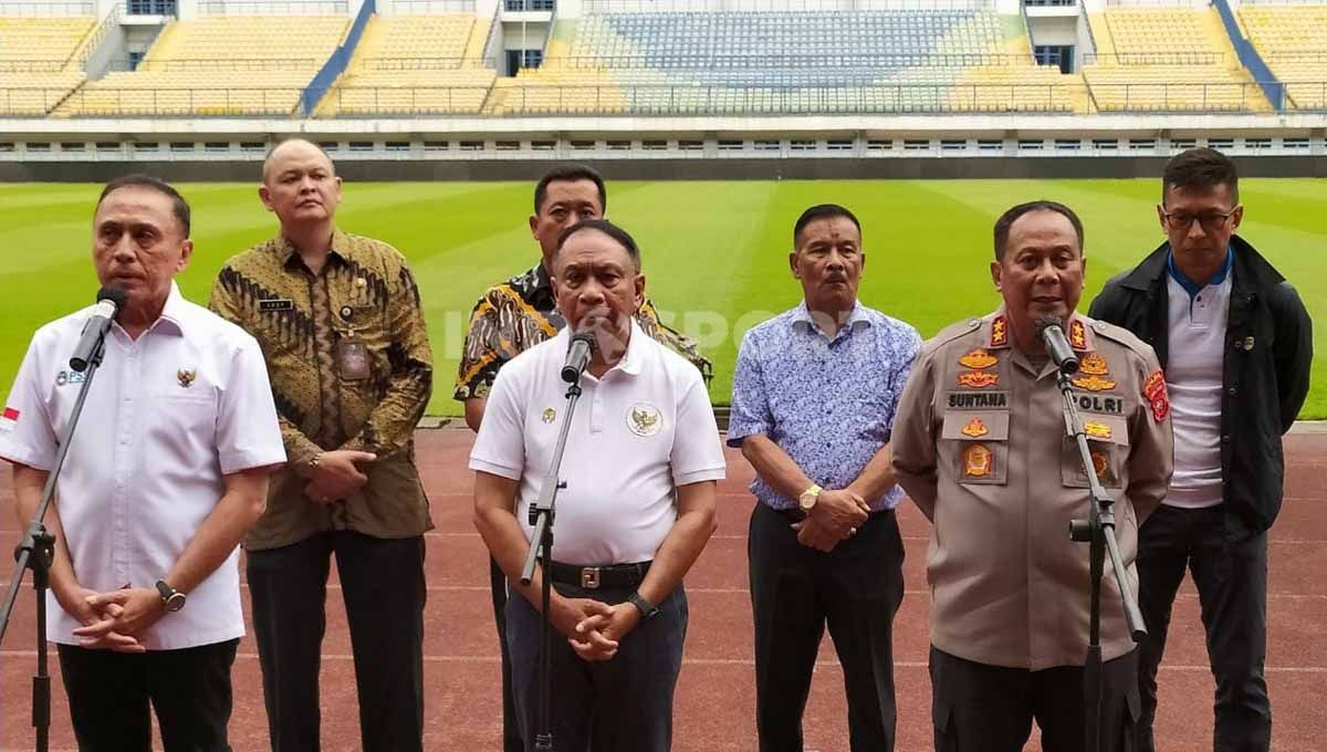 Menteri Pemuda dan Olahraga (Menpora), Zainudin Amali (tengah) bersama Ketua Umum PSSI, Mochamad Iriawan (kiri) meninjau Stadion Gelora Bandung Lautan Api (GBLA), Kota Bandung, Jumat (22/07/22), jelang Kick-off Liga 1 2022-2023. Copyright: © Arif Rahman/INDOSPORT