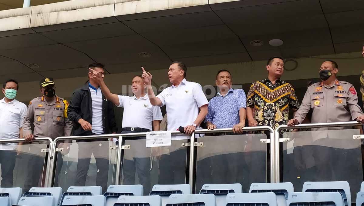 Menteri Pemuda dan Olahraga (Menpora), Zainudin Amali (tengah) bersama Ketua Umum PSSI, Mochamad Iriawan (kiri) meninjau Stadion Gelora Bandung Lautan Api (GBLA), Kota Bandung, Jumat (22/07/22), jelang Kick-off Liga 1 2022-2023. Copyright: © Arif Rahman/INDOSPORT