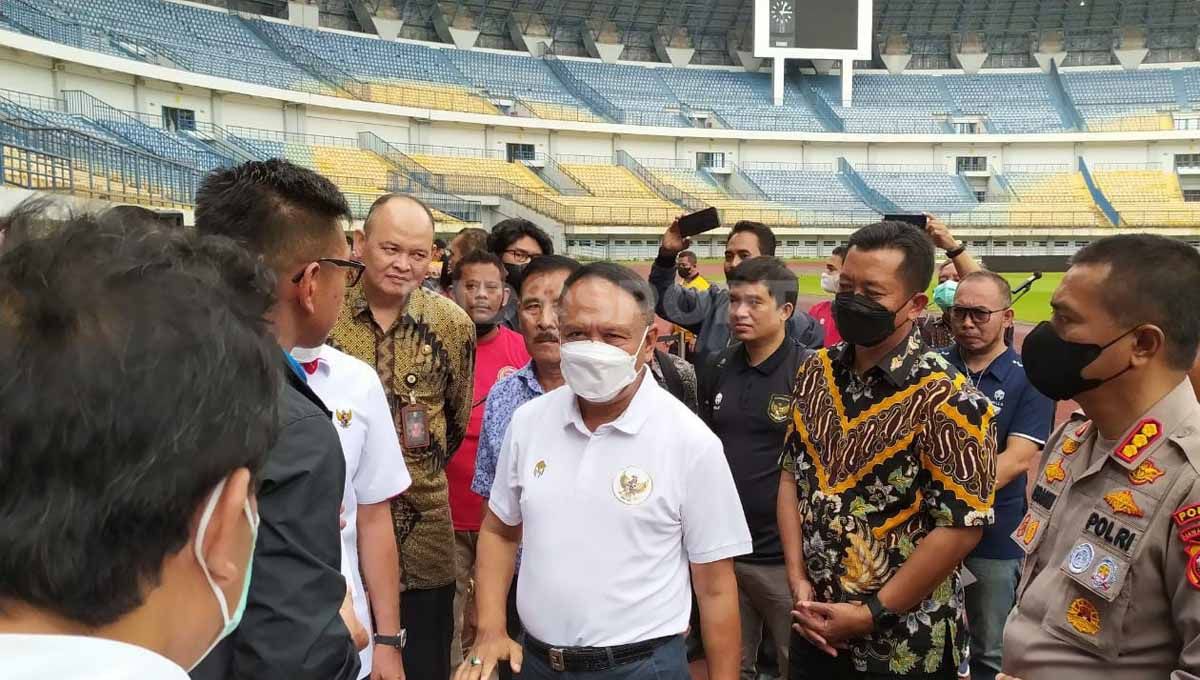 Menpora Zainudin Amali, saat meninjau Stadion GBLA, Kota Bandung, Jumat (22/07/22). Copyright: © Arif Rahman/INDOSPORT