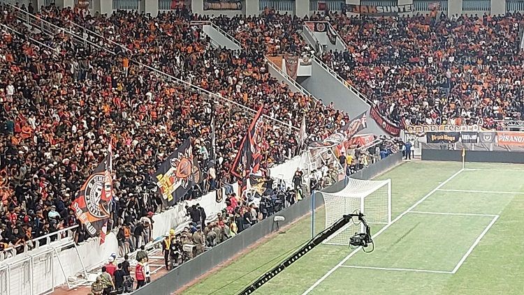 Baru di-launching, pagar pembatas tribun utara stadion JIS sudah roboh. Copyright: © Zainal Hasan/INDOSPORT