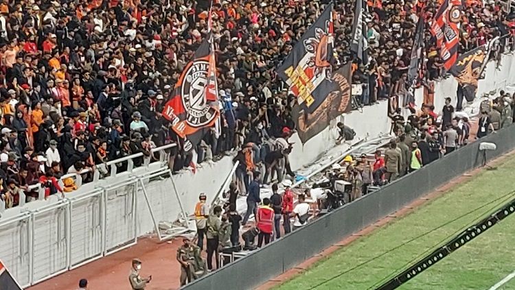 Gubernur DKI, Anies Baswedan, turut merespons soal insiden pagar pembatas yang roboh di tribun utara Stadion JIS, Minggu (24/07/22). Copyright: © Zainal Hasan/INDOSPORT