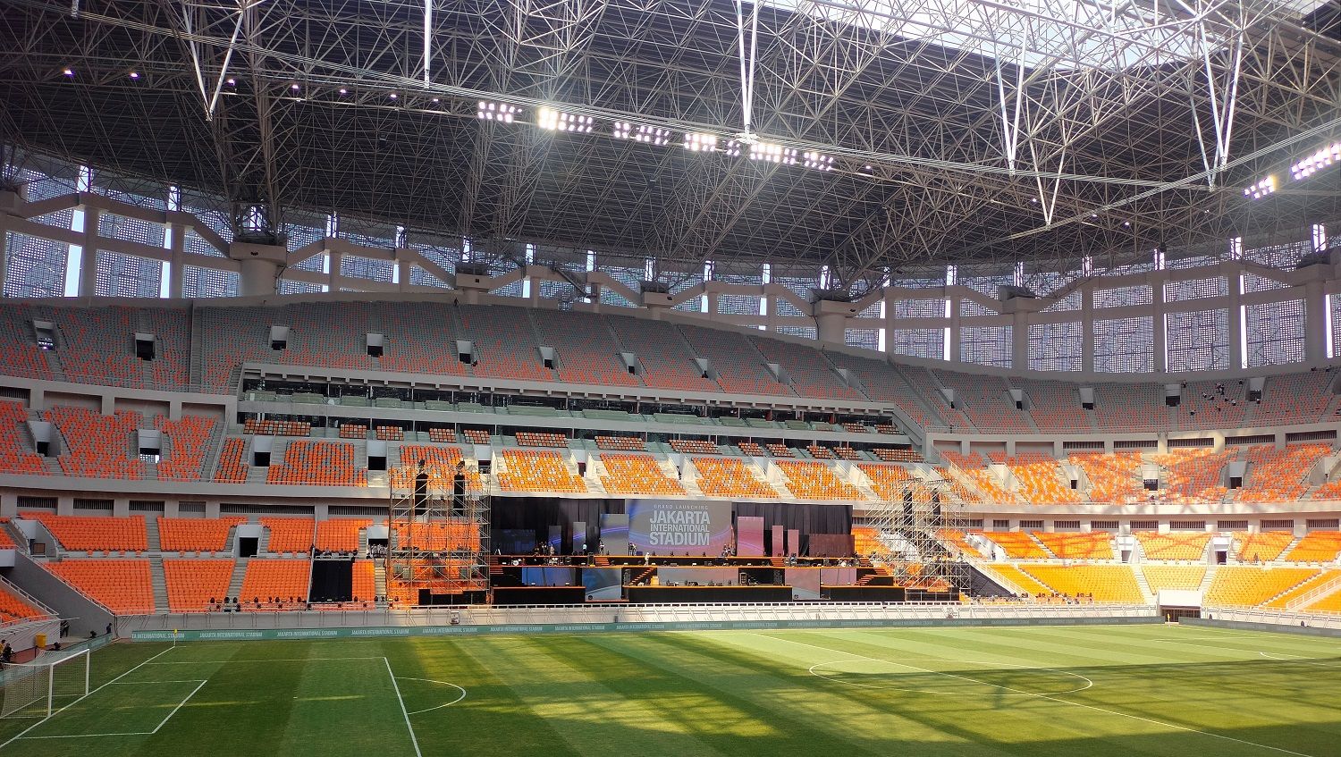 Lapangan di Jakarta International Stadium (JIS) berukuran 105 x 68 meter dengan permukaan lapangan menggunakan rumput hibrida. Copyright: © Ammara Marthiara/INDOSPORT