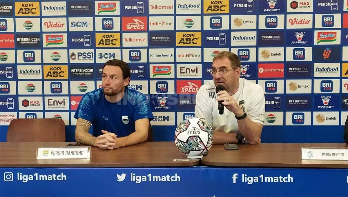 Pelatih Persib, Robert Rene Alberts (kanan) dan pemainnya Marc Klok, saat konferensi pers di Graha Persib, Jalan Sulanjana Kota Bandung, Jumat (29/07/22), jelang laga menghadapi Madura United. Copyright: © Arif Rahman/INDOSPORT