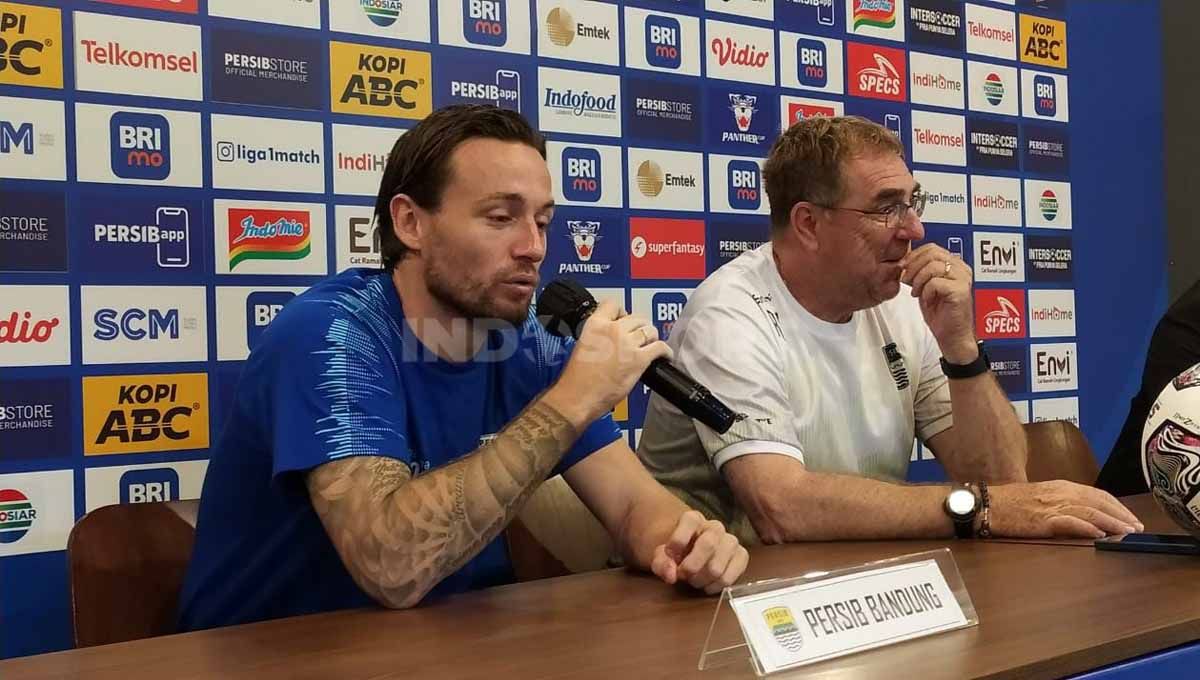 Pelatih Persib, Robert Rene Alberts (kanan) dan pemainnya Marc Klok, saat konferensi pers di Graha Persib, Jalan Sulanjana Kota Bandung, Jumat (29/07/22), jelang laga menghadapi Madura United. Copyright: © Arif Rahman/INDOSPORT