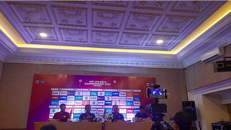 Pelatih Timnas Indonesia U-16, Bima Sakti, di press Conference Piala AFF U-16 2022 di Hotel The Rich Yogyakarta, Sabtu (30/07/22). Copyright: © Ilham Oktafian/INDOSPORT