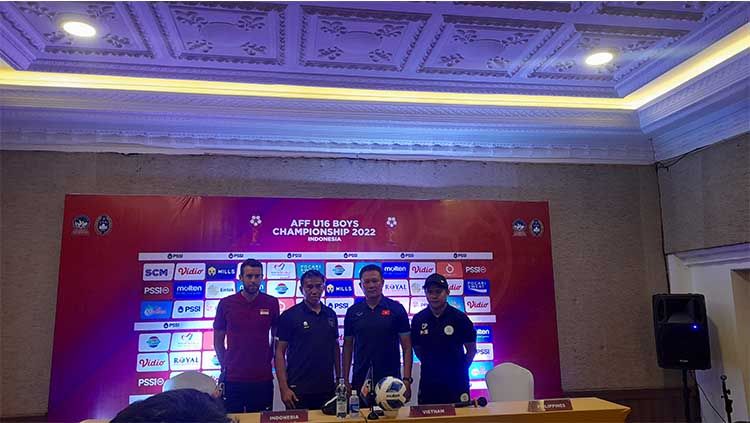 Pelatih Timnas Indonesia U-16, Bima Sakti, di press Conference Piala AFF U-16 2022 di Hotel The Rich Yogyakarta, Sabtu (30/07/22). Copyright: © Ilham Oktafian/INDOSPORT