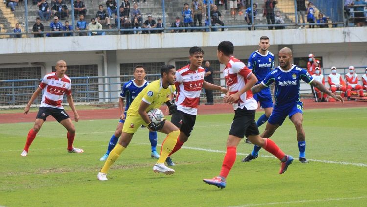 Persib Bandung saat menghadapi Madura United, pada pertandingan kandang Liga 1 2022-2023 di Stadion Gelora Bandung Lautan Api (GBLA), Kota Bandung, Sabtu (30/07/22). Foto: Arif Rahman/INDOSPORT Copyright: © Arif Rahman/INDOSPORT