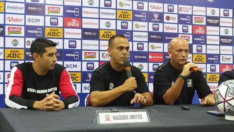 Pelatih Madura United, Fabio Lefundes (tengah) bersama pemainnya Esteban Vizcarra saat konferensi pers usai menghadapi laga. (Foto: Arif Rahman/INDOSPORT)) Copyright: © Arif Rahman/INDOSPORT