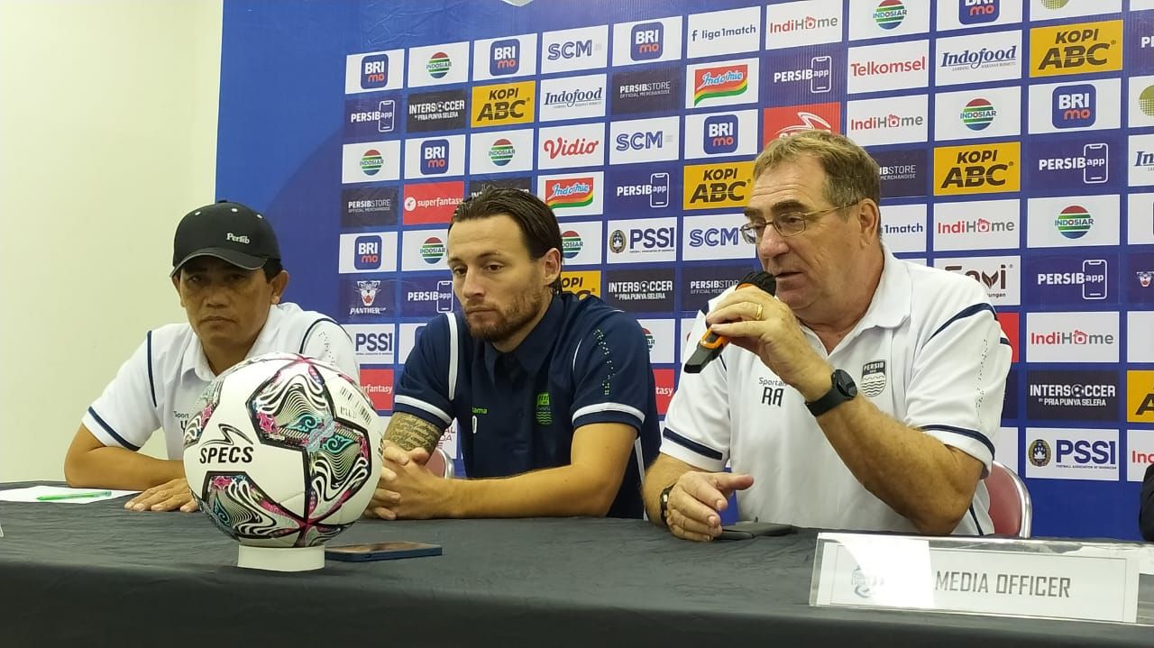 Pelatih Persib, Robert Rene Alberts (kanan) bersama pemainnya Marc Klok (tengah), saat konferensi pers setelah pertandingan menghadapi Madura United. (Foto: Arif Rahman/INDOSPORT) Copyright: © Arif Rahman/INDOSPORT