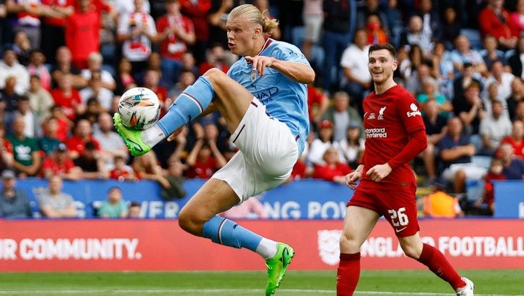 Pep Guardiola tidak cemas dengan penampilan resmi perdana yang kurang memuaskan dari Erling Haaland di Manchester City karena Liga Inggris butuh adaptasi lebih. Copyright: © Reuters/Andrew Boyers