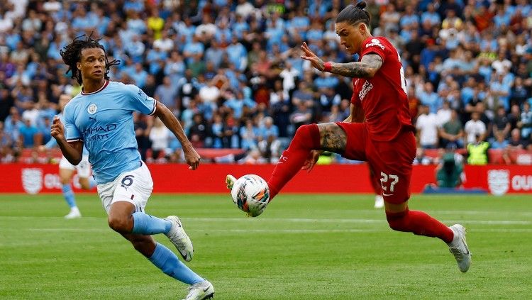 Darwin Nunez dikawal Nathan Ake di laga Liverpool vs Manchester City (30/07/22). (Foto: Reuters/Andrew Boyers) Copyright: © Reuters/Andrew Boyers