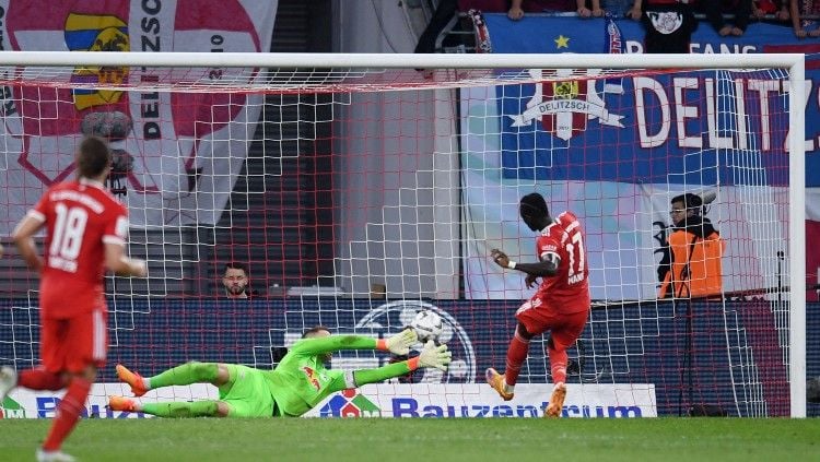 Sadio Mane berhasil mencetak gol di laga RB Leipzig vs Bayern Munchen (31/07/22). Copyright: © REUTERS/Annegret Hilse