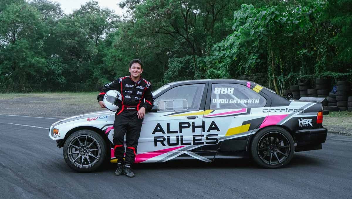 Umbu Gillberth Bibit Muda, Drifter muda Indonesia mengikuti Kejuaraan Nasional (Kejurnas) Indonesia Drift Series (IDS)  di  J99Maxx Drift Circuit, Karawaci, Tangerang, Sabtu (30/07/22). Copyright: © Kejurnas Indonesia Drift Series 2022