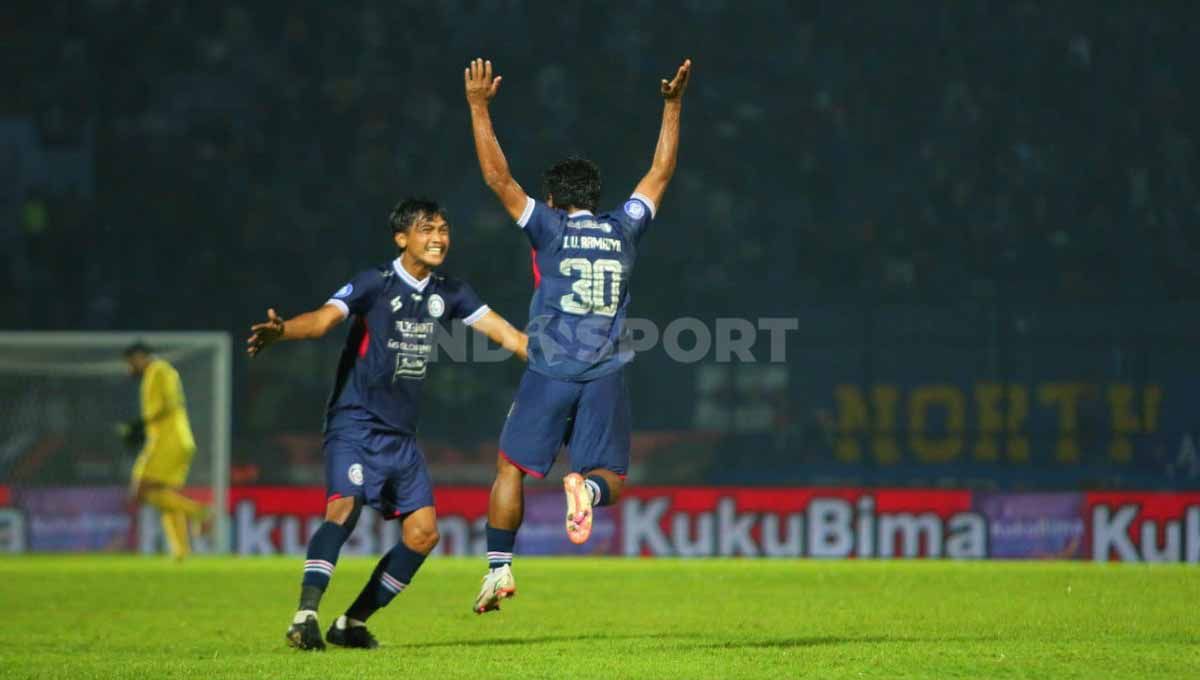 Selebrasi Ilham Udin Armayn usai mencetak gol ke gawang PSIS Semarang pada pekan kedua Liga 1 di Stadion Kanjuruhan, Sabtu (30/07/22). Copyright: © Ian Setiawan/INDOSPORT
