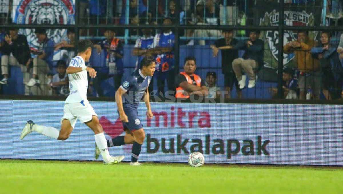 Indosport - Adam Alis dalam perebutan bola dengan pemain PSIS Semarang.