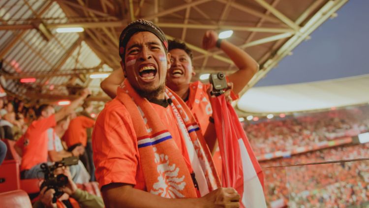 2 fans asal Indonesia berkesempatan untuk menonton langsung laga UEFA Nations League antara Timnas Belanda melawan Polandia di Stadion De Kuip, Rotterdam, Belanda. Copyright: © Oranje Indonesia