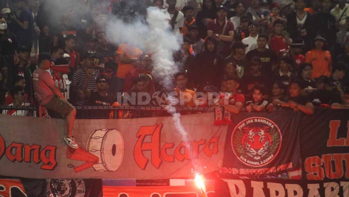 The Jakmania saat menyalakan flare di Stadion Kapten I Wayan Dipta, Gianyar. Copyright: © Nofik Lukman Hakim/INDOSPORT