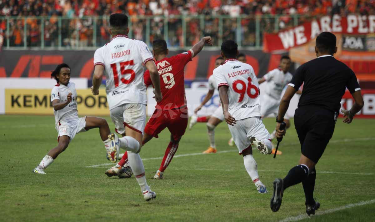 Tembakan ke gawang striker Persija Jakarta, Abdulla Yusuf (tengah) berhasil dihadang para pemain Persis Solo pada laga Liga 1 di Stadion Patriot Candrabhaga, Minggu (31/07/22). Copyright: © Herry Ibrahim/INDOSPORT