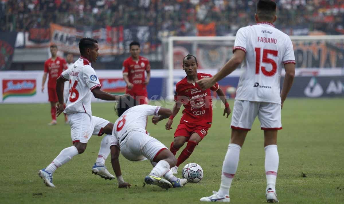 Aksi pemain Persija Jakarta, Riko Simanjuntak dihadang tiga pemain Persis Solo pada laga Liga 1 di Stadion Patriot Candrabhaga, Minggu (31/07/22). Copyright: © Herry Ibrahim/INDOSPORT