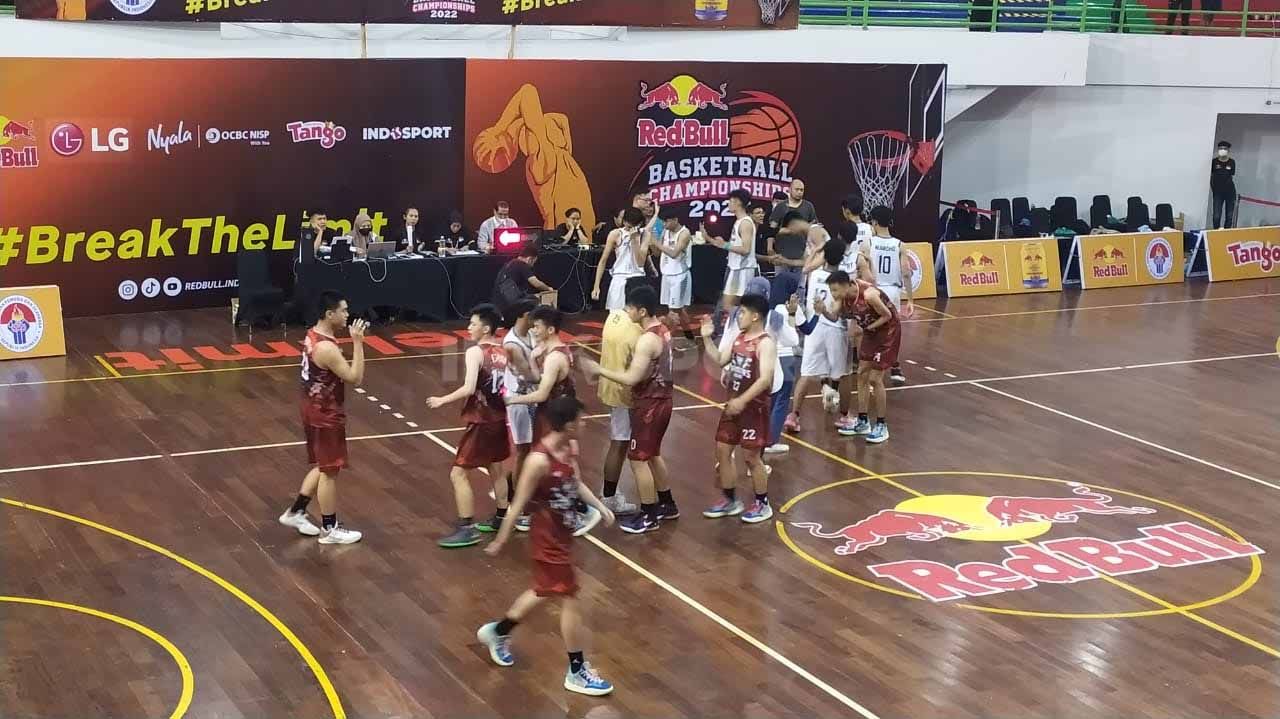 SMA Trinitas melaju ke final Turnamen Red Bull Basketball Championships 2022 seri Bandung yang berlangsung di GOR Laga Tangkas, Arcamanik, Kota Bandung. Copyright: © Arif Rahman/INDOSPORT