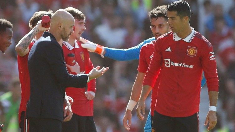 Pelatih Manchester United, Erik ten Hag (kiri), dan Cristiano Ronaldo di laga pramusim kontra Rayo Vallecano (31/07/22). Foto: Reuters/Ed Sykes. Copyright: © Reuters/Ed Sykes
