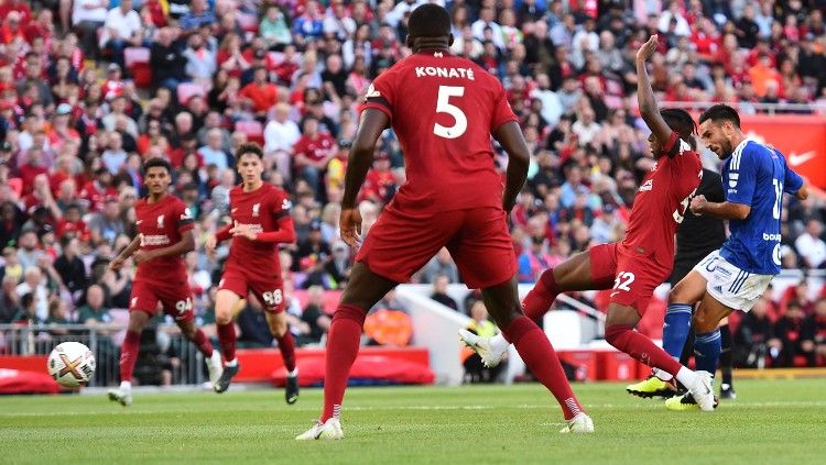 Adrien Thomasson (jersey biru) mencetak gol di laga pramusim Liverpool vs Strasbourg (01/08/22). (Foto: REUTERS/Peter Powell) Copyright: © REUTERS/Peter Powell