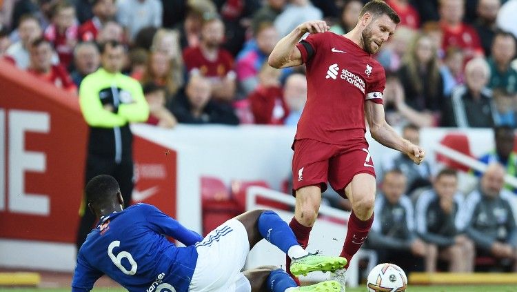 Aksi James Milner di laga pramusim Liverpool kontrak Strasbourg (01/08/22). (Foto: REUTERS/Peter Powell) Copyright: © REUTERS/Peter Powell