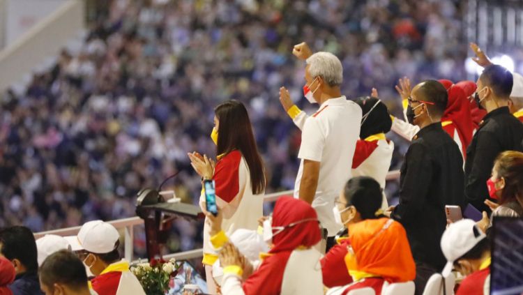 Gubernur Jawa Tengah, Ganjar Pranowo (tengah) hadir pada acara pembukaan ASEAN Para Games 2022 di Stadion Manahan, Solo, Sabtu (30/07/22). Copyright: © INASPOC