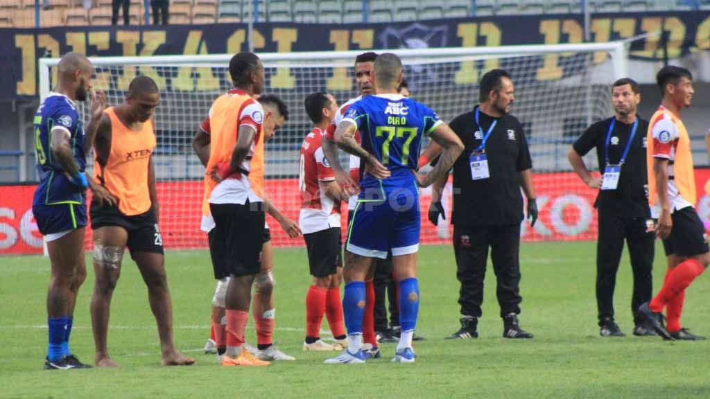 Striker Madura United, Beto Goncalves berbincang dengan pemain Persib Bandung, Ciro Alves setelah pertandingan di Stadion GBLA, Kota Bandung, Sabtu (30/07/22). Copyright: © Arif Rahman/INDOSPORT
