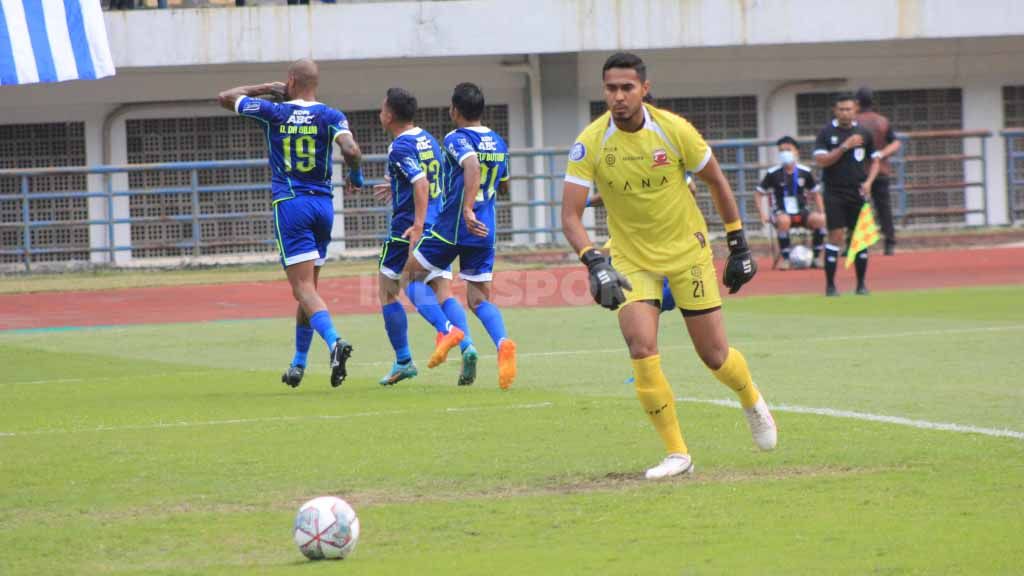 Penjaga gawang Madura United, Rendy Oscario saat pertandingan menghadapi Persib Bandung di Stadion GBLA, Kota Bandung, Sabtu (30/07/22). Copyright: © Arif Rahman/INDOSPORT