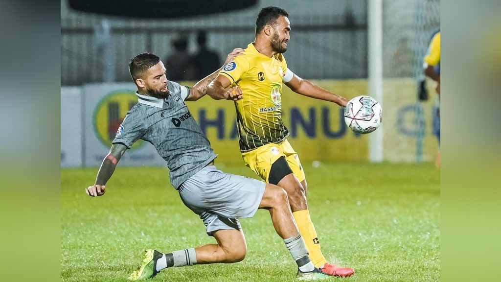 Rizky Pora, kapten tim Barito Putera di Liga 1 2022, melewati kawalan bek Borneo FC, Diego Michiels. Foto: Barito Putera Copyright: © Barito Putera