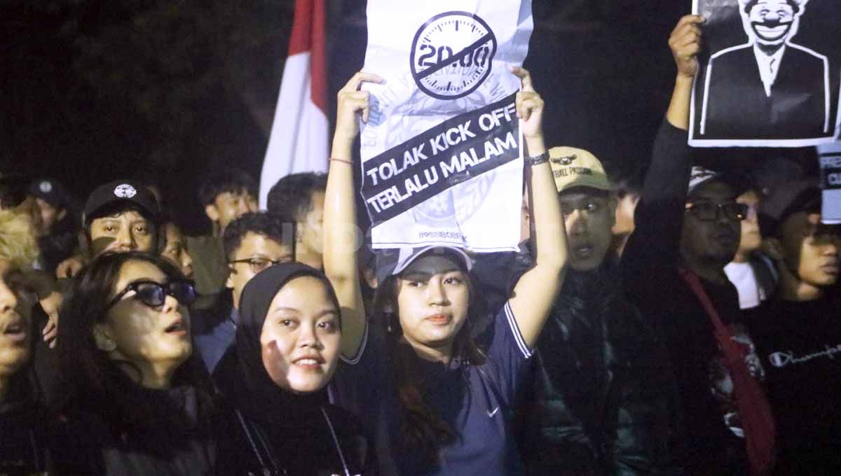 Demo Ultras Garuda menolak kick off malam saat laga Timnas Indonesia U-16 melawan Filipina U-16. Copyright: © Nofik Lukman Hakim/INDOSPORT