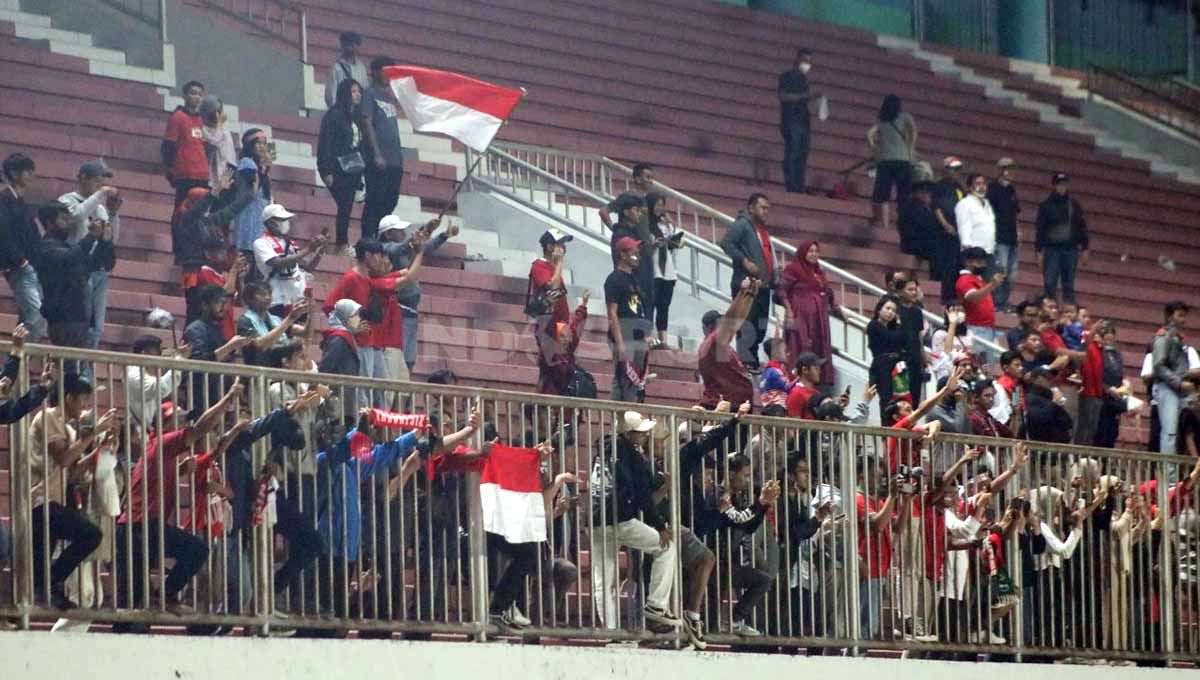 Jumlah suporter yang mendukung Timnas Indonesia U-16 melawan Filipina U-16 masih sedikit. Copyright: © Nofik Lukman Hakim/INDOSPORT