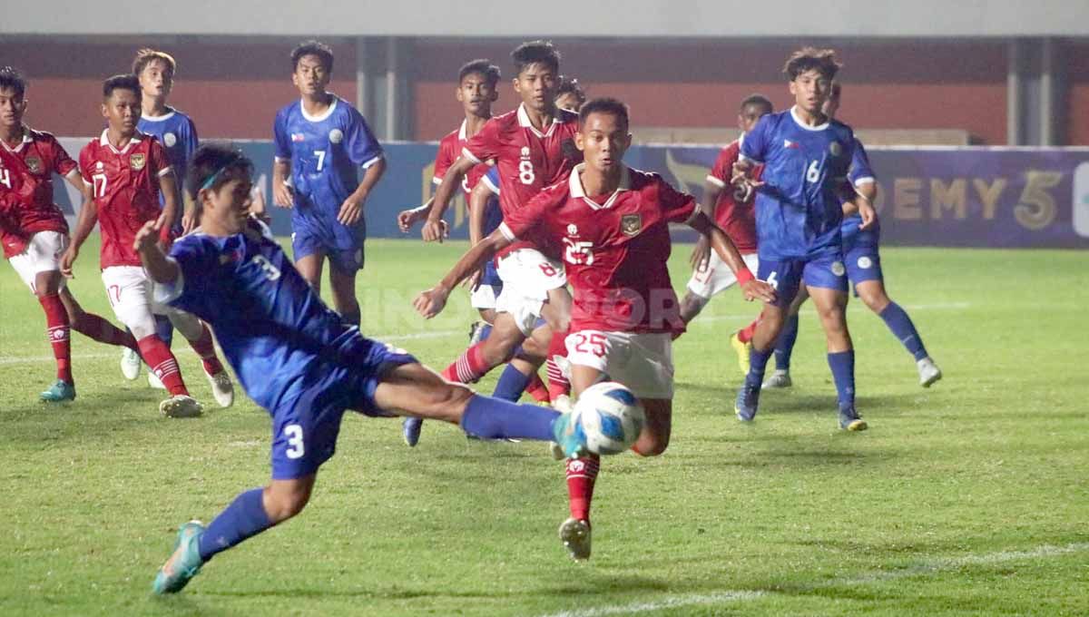 Timnas Indonesia U-16 saat berhadapan dengan Filipina pada fase grup A Piala AFF U-16 2022 di Stadion Maguwoharjo, Minggu (31/07/22). Copyright: © Nofik Lukman Hakim/INDOSPORT