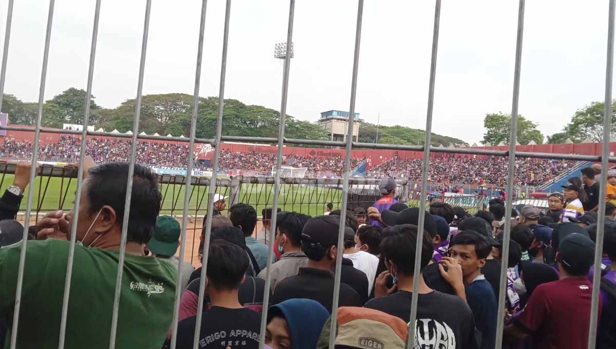 Antusiasme suporter Persik Kediri di kandang pertama Liga 1. Copyright: © Ian Setiawan/INDOSPORT