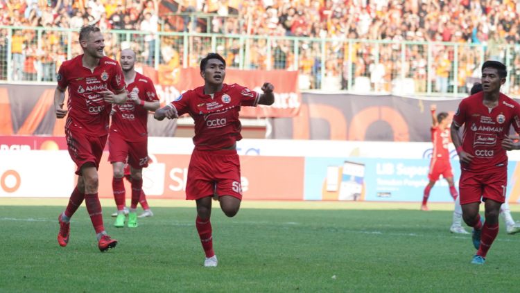 Selebrasi pemain muda Persija Jakarta, Frangky Missa (tengah) usai mencetak gol kedua ke gawang Persis Solo pada laga Liga 1 di Stadion Candrabhaga, Minggu (31/07/22). Copyright: © Persija Jakarta