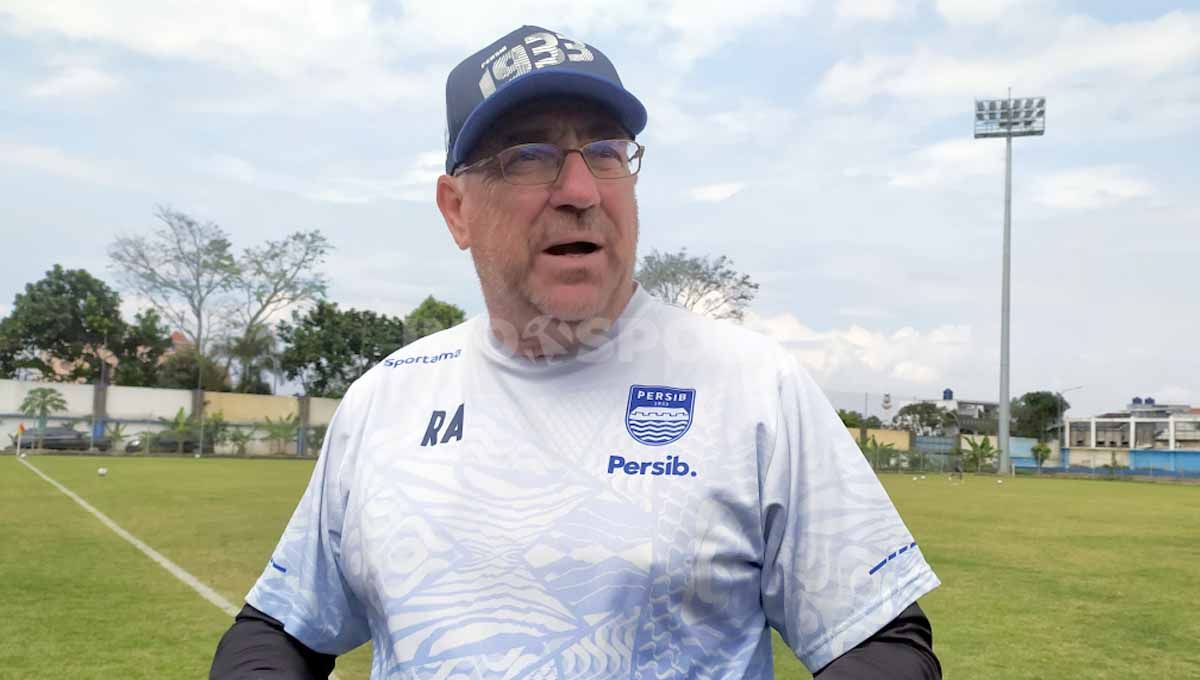 Pelatih Persib Bandung, Robert Rene Alberts, menanggapi dengan santai terkait tagar #RobertOut dan #ReneOut yang ramai di media sosial. Copyright: © Arif Rahman/INDOSPORT