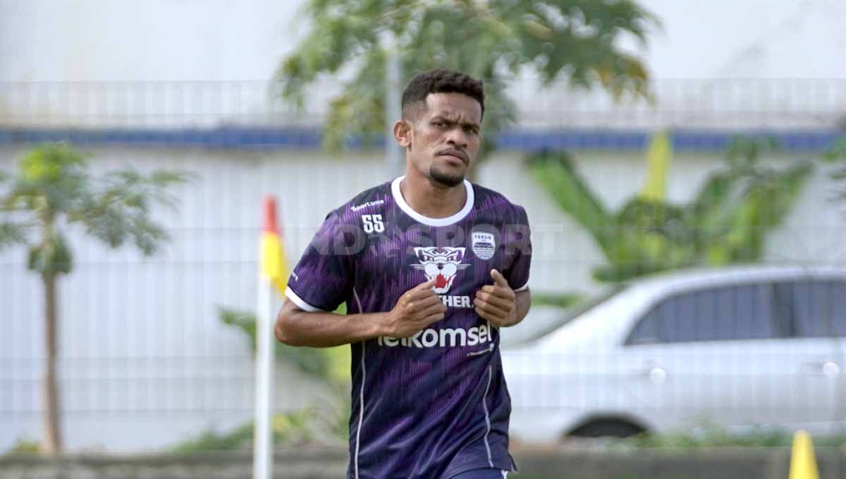 Ricky Kambuaya terlihat sudah berlatih dengan tim Persib Bandung setelah sempat absen pada dua pertandingan awal kompetisi Liga 1. Foto: Arif Rahman/INDOSPORT Copyright: © Arif Rahman/INDOSPORT