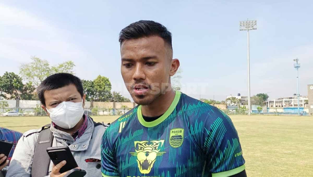 Penjaga gawang Persib Bandung, Teja Paku Alam, setuju dengan dihentikannya sementara kompetisi Liga 1 dan Liga 2 2022-2023. Copyright: © Arif Rahman/INDOSPORT