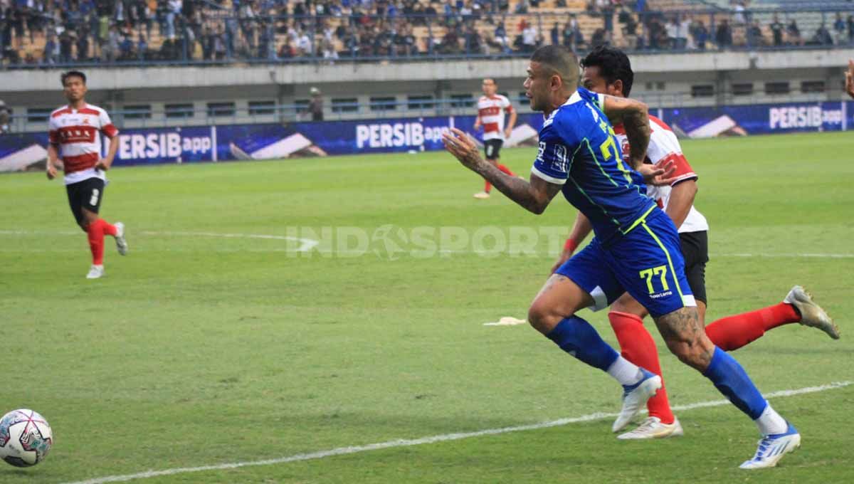 Striker Persib, Ciro Alves saat pertandingan melawan Madura United. Copyright: © Arif Rahman/INDOSPORT