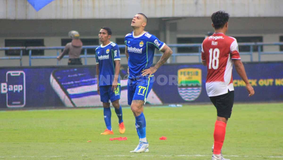Striker Persib, Ciro Alves, saat pertandingan melawan Madura United. Foto: Arif Rahman/INDOSPORT. Copyright: © Arif Rahman/INDOSPORT