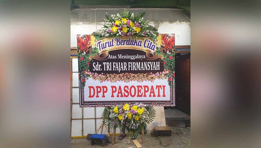Karangan bunga dari komunikasi suporter Persis untuk suporter PSS Sleman Tri Fajar Firmansyah yang meninggal dunia. Foto: Twitter@DPP_Pasoepati Copyright: © Twitter@DPP_Pasoepati
