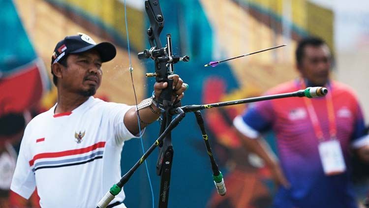 Atlet panahan Indonesia di ASEAN Para Games 2022, Kholidin jadi pusat perhatian menarik dan melepaskan busur dari mulutnya Copyright: © INASPOC/Lutfi Ali