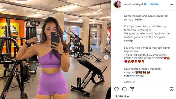 Semangat membakar kalori, selebgram Anindita Hidayat, kembali menunjukkan latihan lower body di gym dengan menggunakan alat berat berupa dummble. Copyright: © Instagram/aninditahidayat