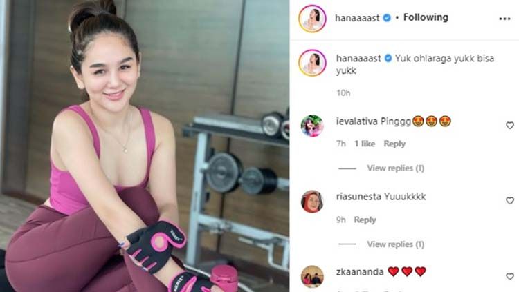 Selebgram Indonesia, Hana Hanifah, asyik berenang pakai bikini di Bali yang membuat netizen salah fokus dibuatnya. Copyright: © Instagram/hanaaaast