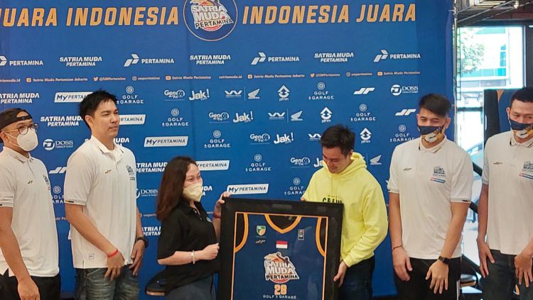 Klub basket Satria Muda Pertamina menggelar press conference sekaligus perkenalan sponsor baru jelang babak playoff IBL 2022 di kawsan Pluit, Jumat (05/08/22). Copyright: © Zainal Hasan/INDOSPORT