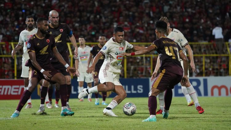Pertandingan Liga 1 antara PSM Makassar vs Persija Jakarta di Stadion BJ. Habibie, Jumat (05/08/22). Copyright: © Khairul Imam/Persija