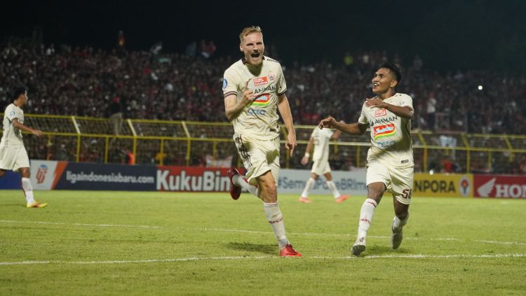 Selebrasi gelandang Persija, Hanno Behrens usai mencetak gol ke gawang PSM Makassar pada laga Liga 1 di Stadion BJ. Habibie, Jumat (05/08/22). Copyright: © Khairul Imam/Persija